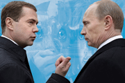 Смыслом политизации может стать только разделение общества по формуле: Медведев или Путин; Медведев vs Путин. Только это может вернуть политику в Россию