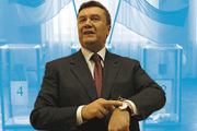 Сложность положения Януковича заключается в том, что в отличие от своего предшественника, он не хочет быть президентом половины Украины, но хочет быть президентом всей страны и таким образом остаться в истории