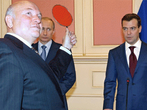 Как человек далекий, по-видимому, от шахмат и стратегического мышления, Медведев не только допустил в состоянии аффекта политический цугцванг, но и сделал вполне вероятной к 2012 году политическую рокировку Путин – Лужков