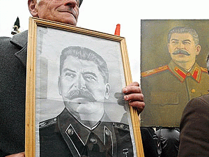 Никакая клевета злобных, лицемерных, своекорыстных пигмеев, разворовавших, растащивших, разбазаривших Россию, не сможет опорочить имя Сталина