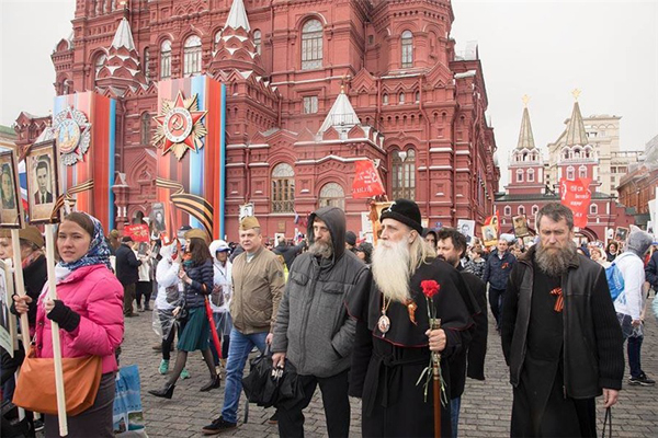 Предстоятель Русской православной старообрядческой церкви Митрополит Корнилий принял 9 мая 2017 года в акции Бессмертный полк  в Москве